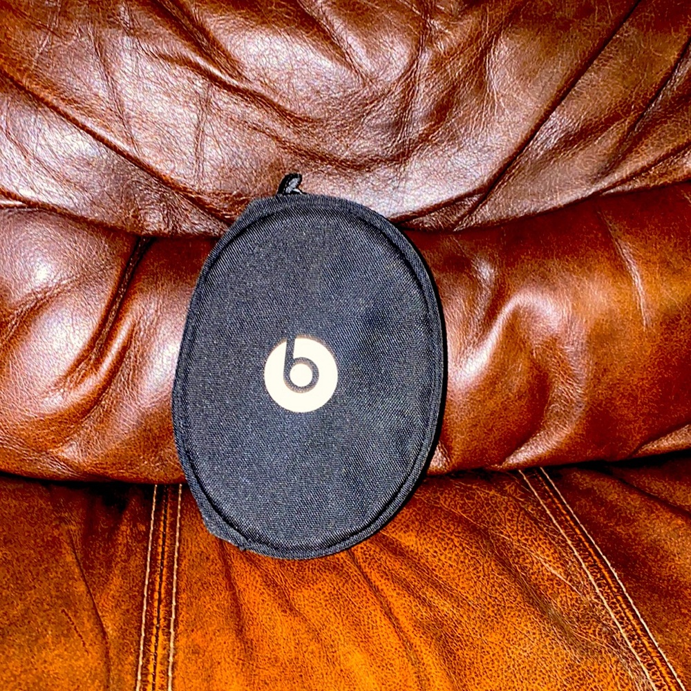 Beats headphones soft case in black and gold